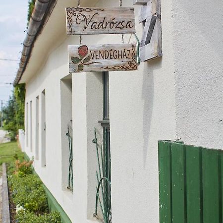 Gasthaus Vadrozsa Vendeghaz Rácalmás Exterior foto